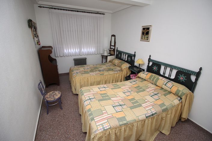 Image No.30-4 Bed Townhouse for sale