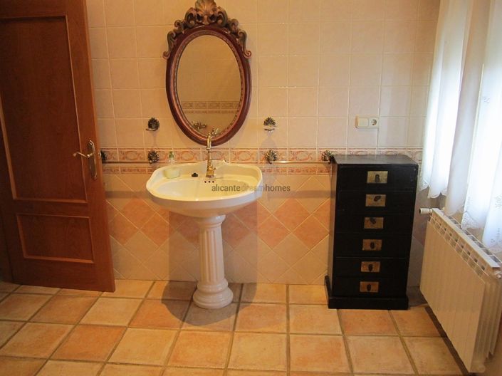 Image No.12-6 Bed Villa for sale