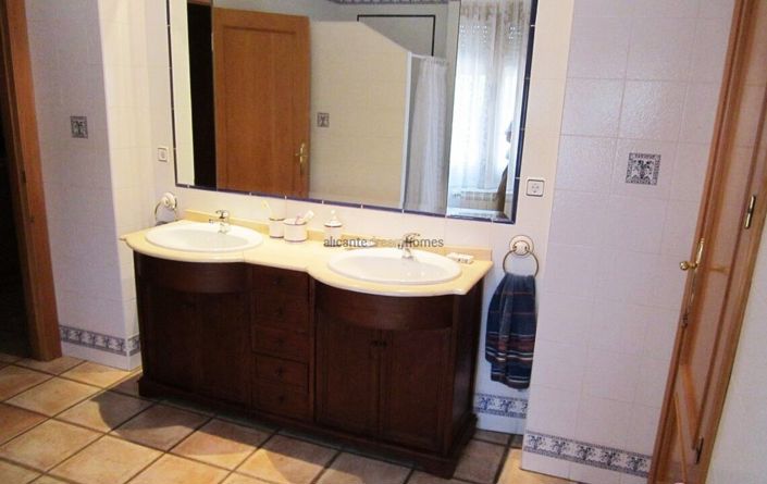 Image No.38-6 Bed Villa for sale