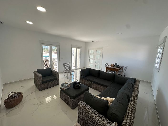 Image No.3-4 Bed Villa for sale