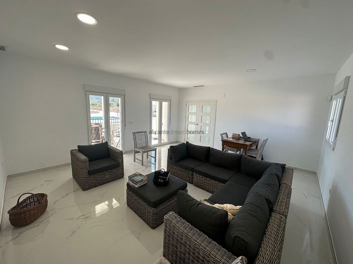 Image No.3-4 Bed Villa for sale