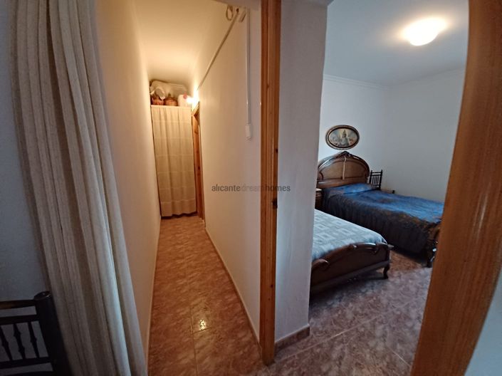 Image No.20-3 Bed Country House for sale