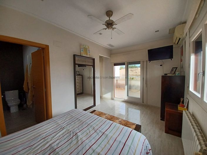 Image No.6-4 Bed Villa for sale