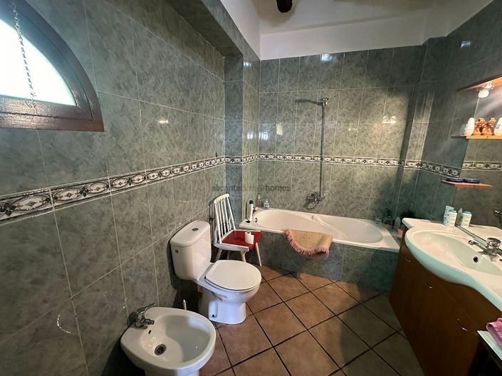 Image No.39-9 Bed Country House for sale