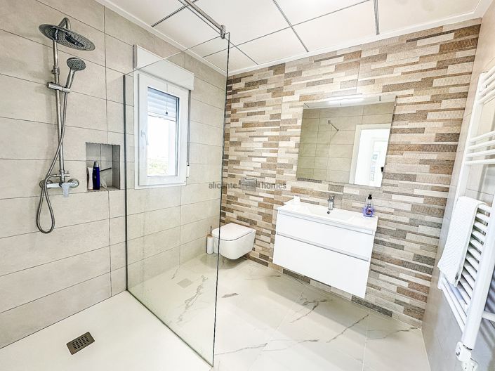 Image No.25-4 Bed Villa for sale