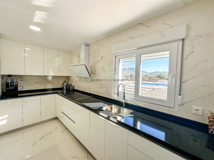 Image No.5-4 Bed Villa for sale