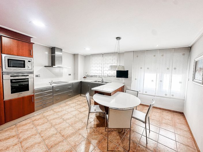 Image No.16-5 Bed Townhouse for sale