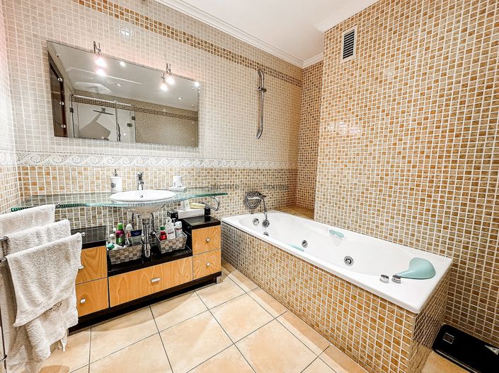 Image No.20-5 Bed Townhouse for sale