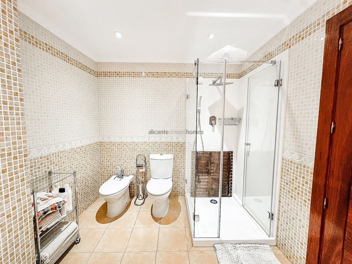 Image No.21-5 Bed Townhouse for sale