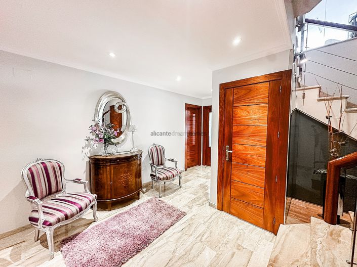 Image No.23-5 Bed Townhouse for sale