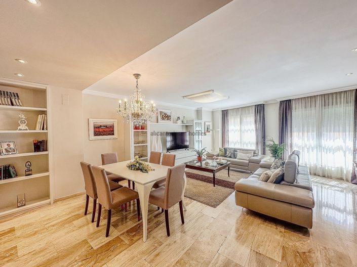 Image No.25-5 Bed Townhouse for sale