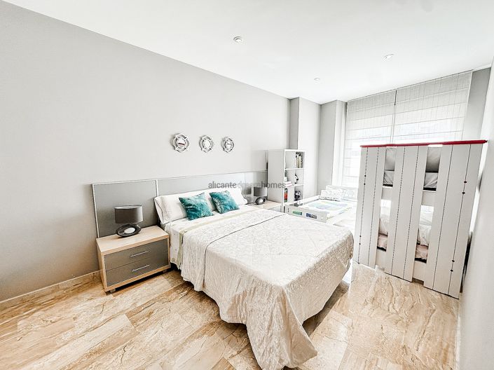 Image No.30-5 Bed Townhouse for sale