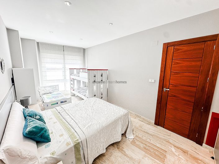 Image No.32-5 Bed Townhouse for sale