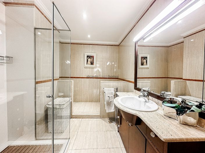 Image No.35-5 Bed Townhouse for sale