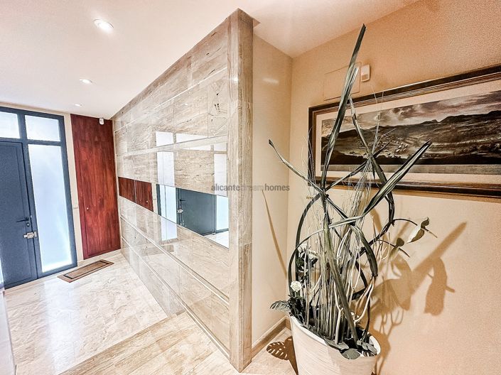 Image No.41-5 Bed Townhouse for sale