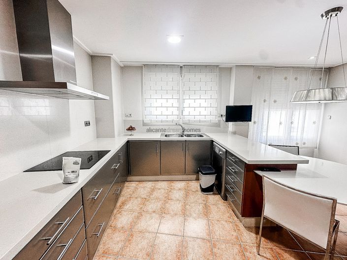 Image No.42-5 Bed Townhouse for sale