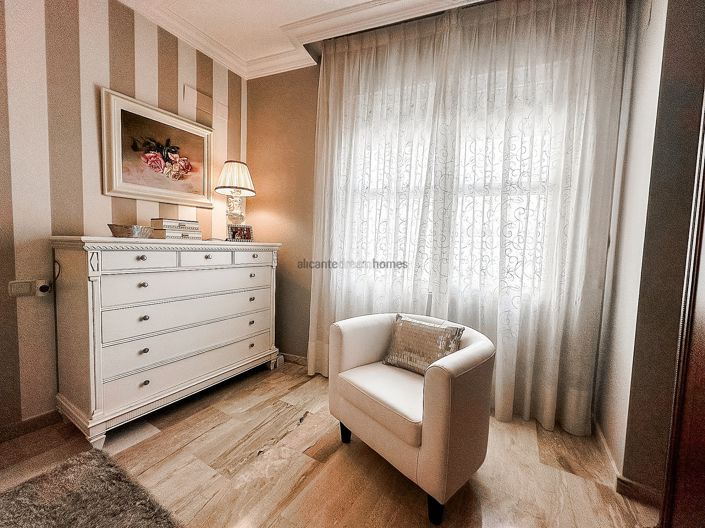 Image No.43-5 Bed Townhouse for sale