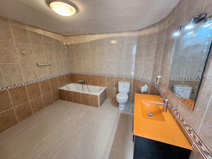 Image No.29-5 Bed Townhouse for sale