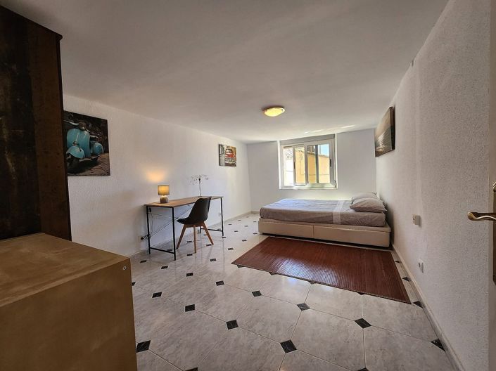 Image No.30-5 Bed Townhouse for sale