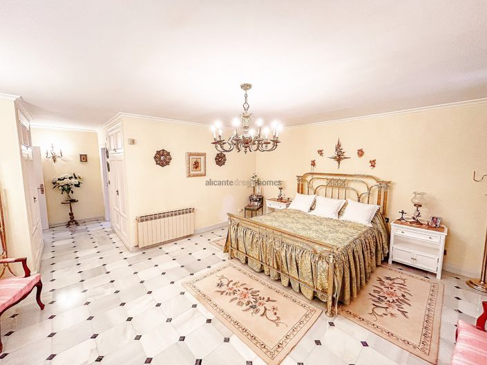 Image No.30-6 Bed Villa for sale