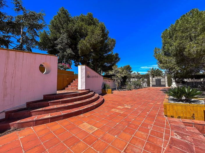 Image No.9-6 Bed Villa for sale