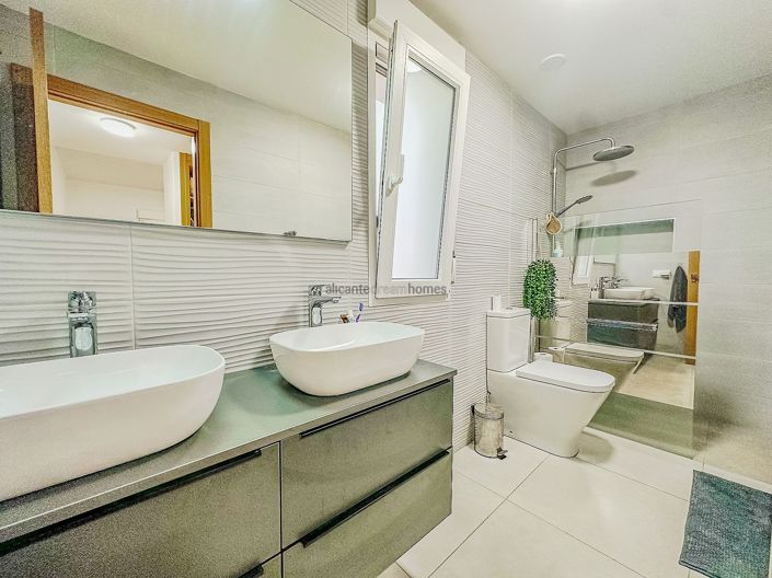 Image No.10-3 Bed Villa for sale