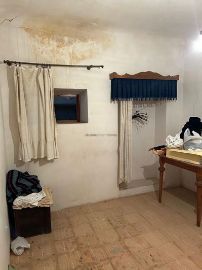 Image No.11-4 Bed Townhouse for sale