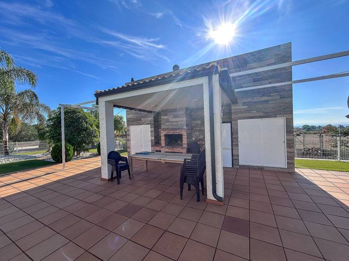 Image No.10-8 Bed Villa for sale