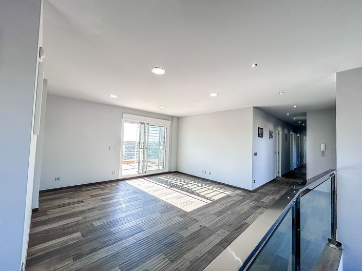 Image No.43-8 Bed Villa for sale