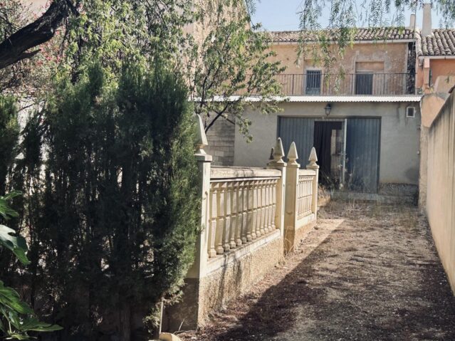 Image No.1-5 Bed Townhouse for sale