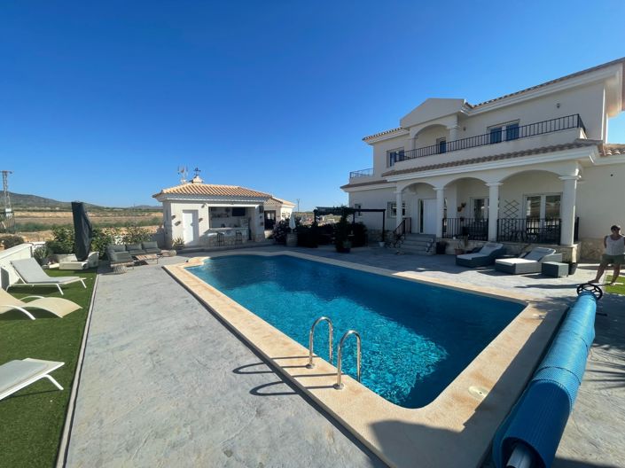 Image No.1-4 Bed Villa for sale