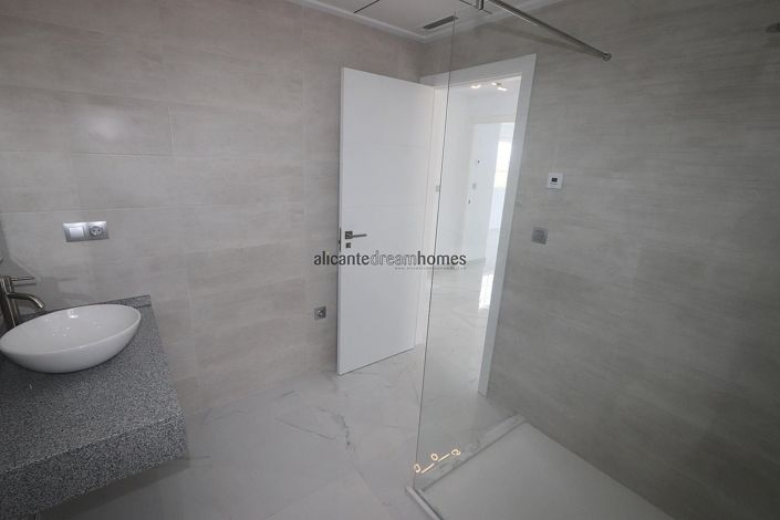 Image No.26-4 Bed Villa for sale