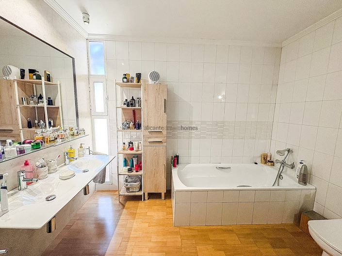 Image No.31-5 Bed Villa for sale