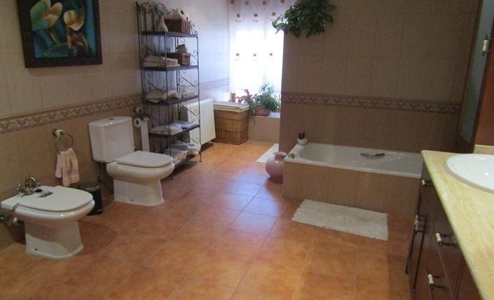 Image No.16-6 Bed Country House for sale