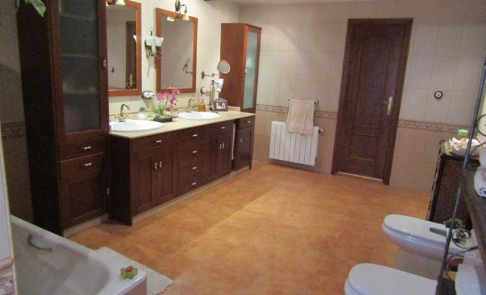 Image No.18-6 Bed Country House for sale