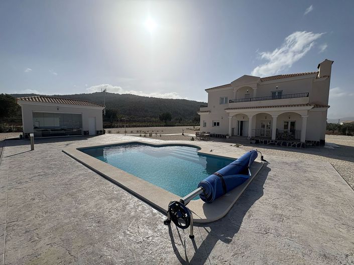 Image No.2-4 Bed Villa for sale