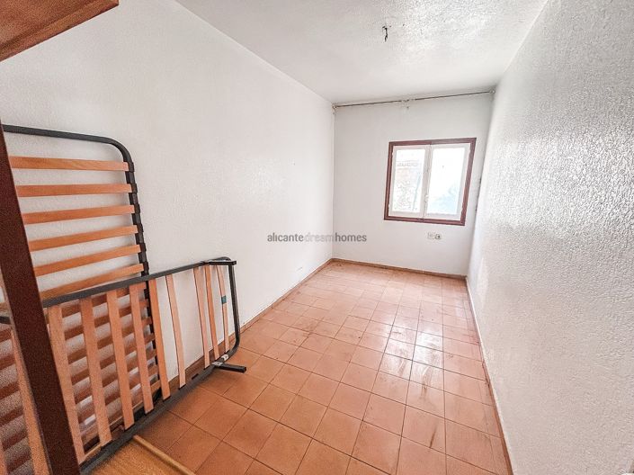 Image No.10-6 Bed Property for sale