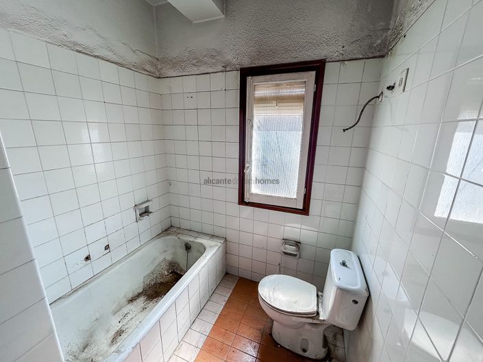 Image No.17-6 Bed Property for sale