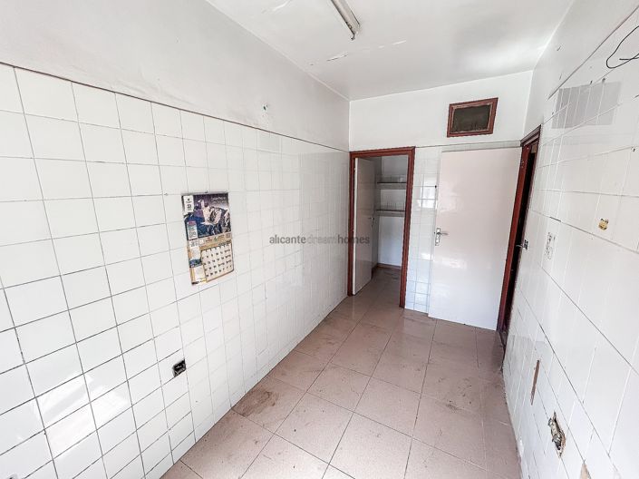 Image No.20-6 Bed Property for sale