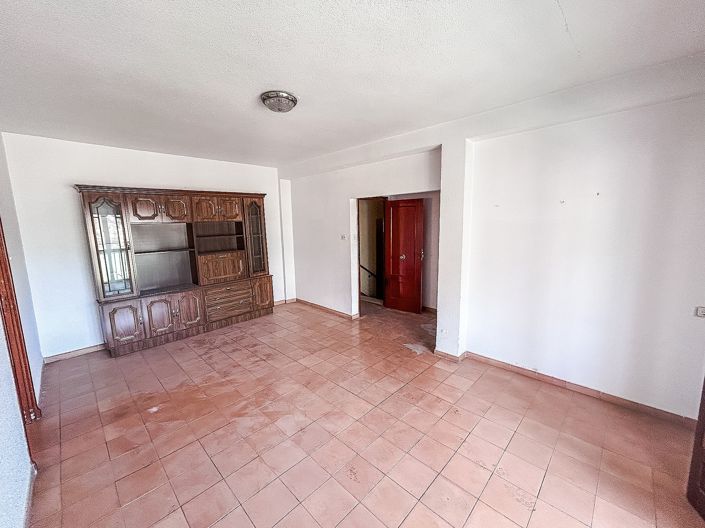 Image No.24-6 Bed Property for sale