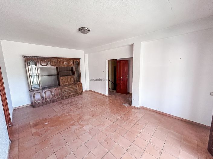 Image No.24-6 Bed Property for sale