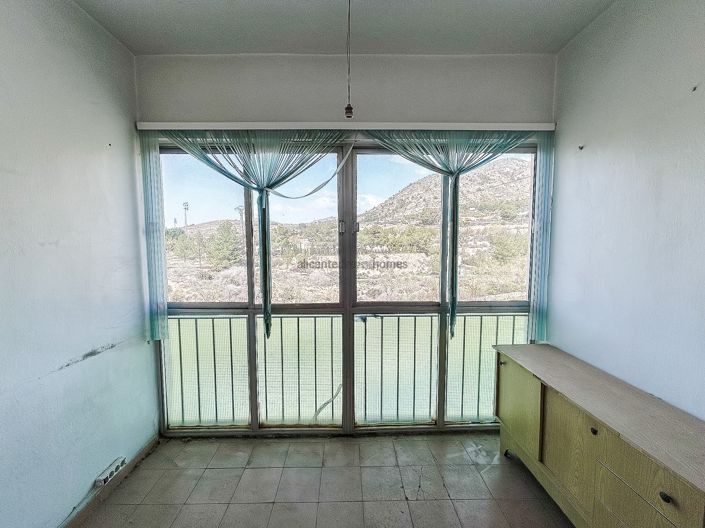 Image No.26-6 Bed Property for sale