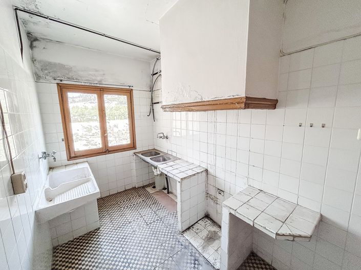 Image No.28-6 Bed Property for sale