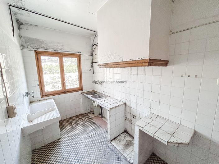 Image No.28-6 Bed Property for sale