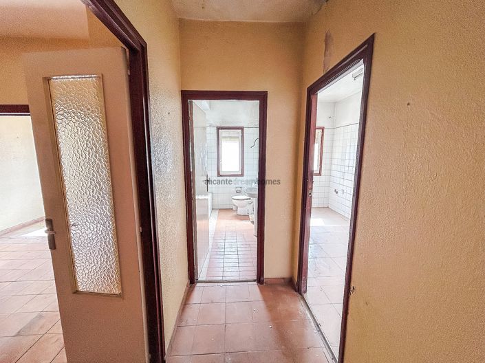 Image No.4-6 Bed Property for sale