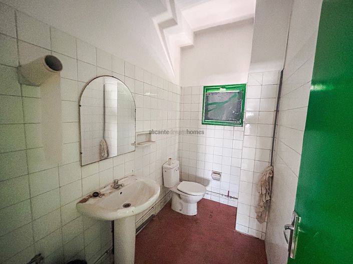 Image No.50-6 Bed Property for sale