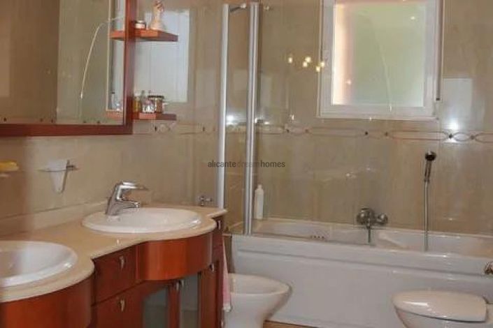 Image No.17-6 Bed Country House for sale