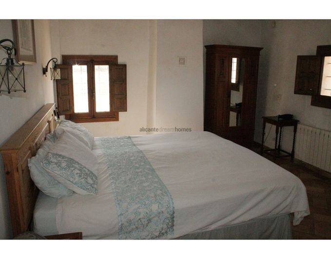 Image No.19-5 Bed Country House for sale