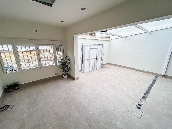 Image No.11-5 Bed Townhouse for sale