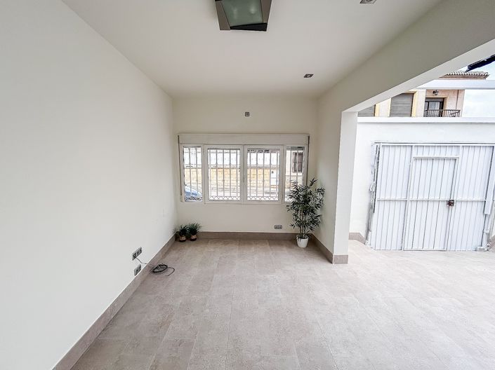 Image No.12-5 Bed Townhouse for sale